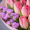 Шанталь - букет из розовых и фиолетовых тюльпанов 3
