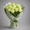Букет зеленых роз в упаковке